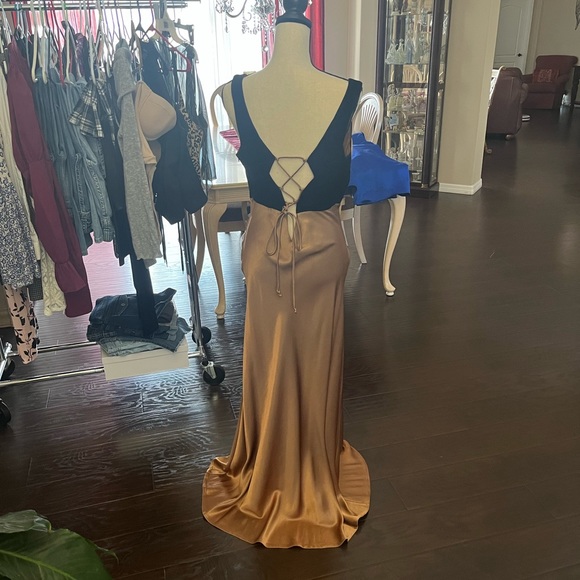 Womens size 14 evening or prom gown. - Picture 2 of 2